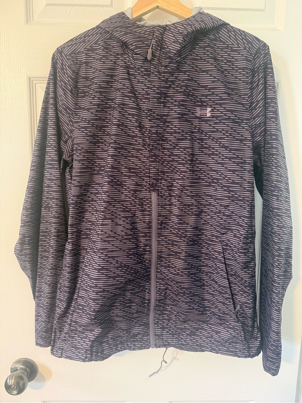 50. UNDER ARMOUR PURPLE WINDBREAKER SZ M